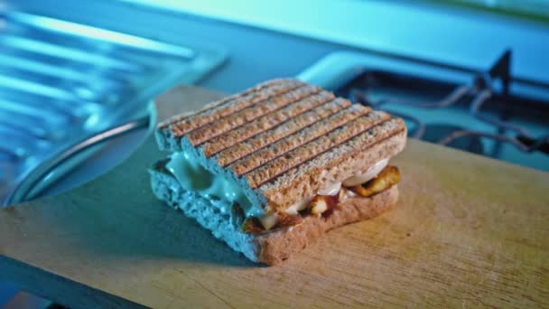 Sandwich Pollo Huevo Tostado Preparado Para Desayuno Foco Rack — Vídeos de Stock