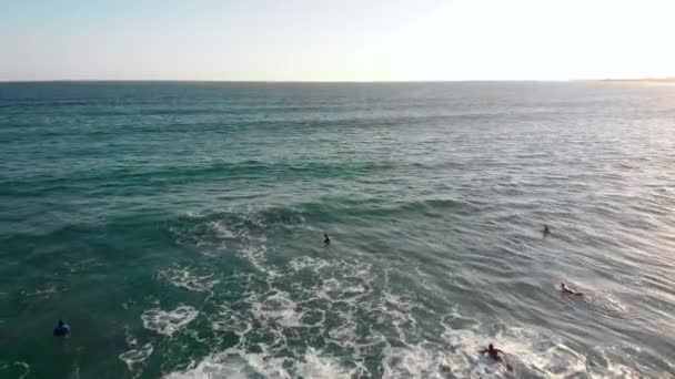 Captura Drones Surfistas Esperando Olas Las Islas Galápagos — Vídeo de stock