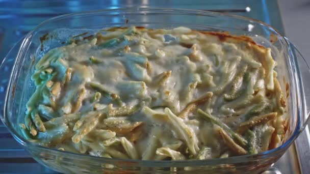 Φούρνος Ψημένο Cheesy Κοτόπουλο Και Ζυμαρικά Ένα Ποτήρι Ψήσιμο Dish — Αρχείο Βίντεο
