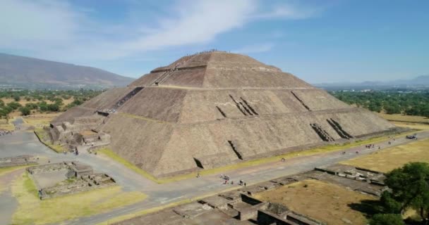 Widok Lotu Ptaka Turystów Odwiedzających Piramidę Teotihuacan Słońca Słonecznym San — Wideo stockowe