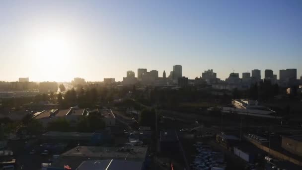 Drohne Fliegt Über Den Clinton District Richtung Der Sonnenbeschienenen Innenstadt — Stockvideo