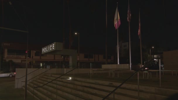Politiebureau Kantoorgebouw Nachts Met Bord Boven Ingang — Stockvideo