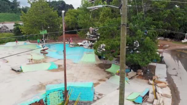 Drohnenvideo Von Schuhen Die Stromleitungen Der Nähe Des Outdoor Skateparks — Stockvideo