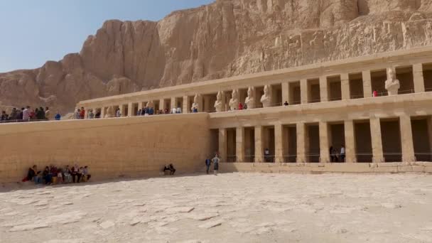 Mortuarium Tempel Van Hatshepsut Met Toeristen Bezoek Pan Rechts — Stockvideo