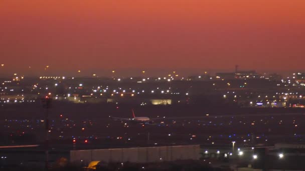 Repülőgép Gyorsul Kifutópályán Felszáll Éjszaka Narancssárga Égen Repülőgép Repülés Magasba — Stock videók