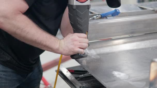 Man Handen Met Behulp Van Reciprocating Saw Workshop Metalen Plaat — Stockvideo