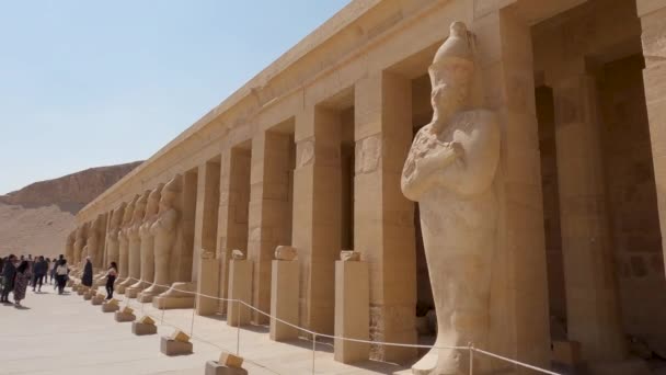 Mirando Otro Lado Fila Columnata Templo Funerario Hatshepsut Día Soleado — Vídeos de Stock