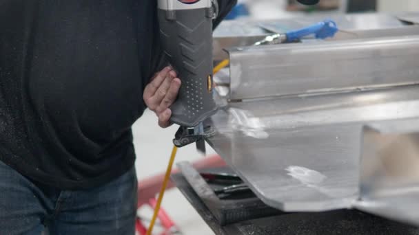 厚いアルミニウム板を切断するソーを往復する労働者の手 クローズアップ — ストック動画