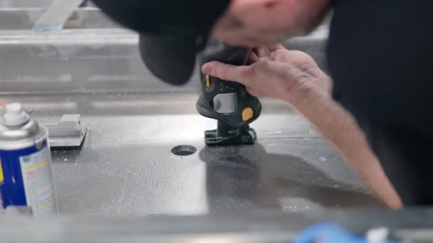 ワークショップでレシプロシートソーを使用してアルミニウム金属を切断男労働者 クローズアップスローモーション — ストック動画