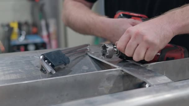 Mãos Homem Desmontando Holesaw Broca Ferramenta Corte Oficina — Vídeo de Stock