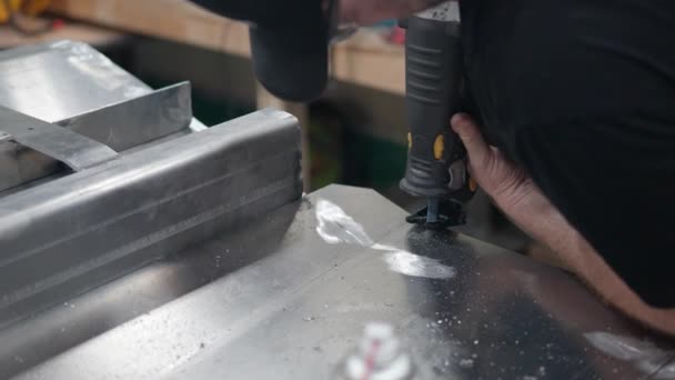 Folha Metal Serragem Trabalhador Fábrica Usando Serra Alternativa Mãos Close — Vídeo de Stock
