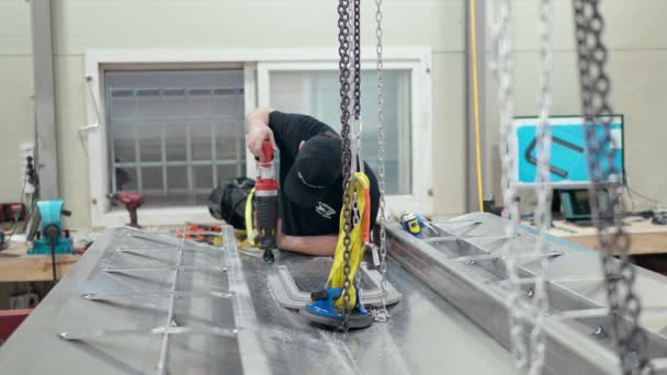 车间从事船型设计施工的男工 使用交互锯切厚铝板为船用发动机安装创造空间的人 — 图库视频影像