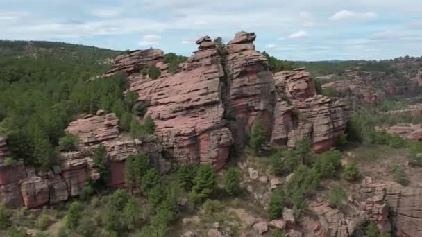 西班牙Teruel Albarracin一座红色砂岩山和奇怪的岩石形成的美丽的空中景观 — 图库视频影像