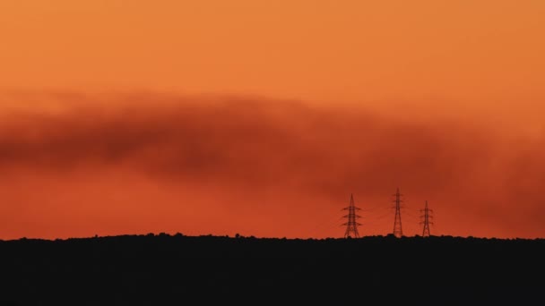 在电塔上烟雾弥漫的金色黎明 — 图库视频影像