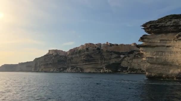在法国科西嘉岛的波尼法西奥科尔兹市 从航行帆船上看到的高高的悬崖上栖息着向该城市移动的家禽 50Fps横向镜头 — 图库视频影像