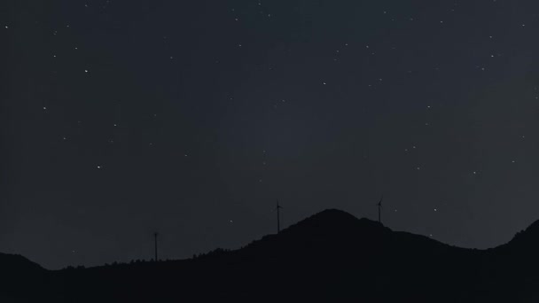 英仙座流星雨落在天际的风力涡轮机上 — 图库视频影像