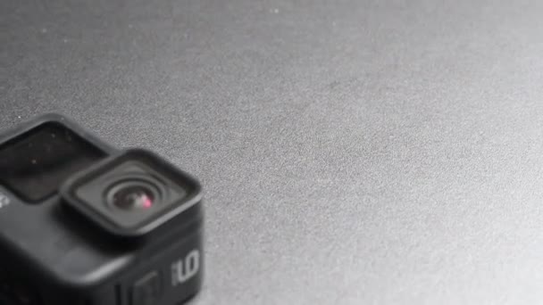Bir Masanın Üzerinde Kamera Var Işığı Yansıtan Mercekle Çekmeye Hazır — Stok video