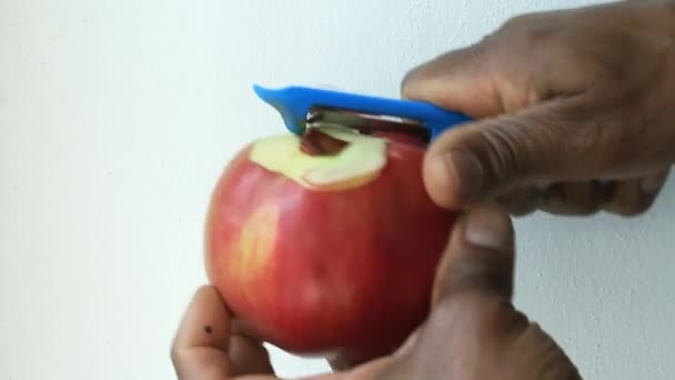 Schälen Eines Apfels Mit Apfelschäler Auf Weißem Hintergrund — Stockvideo