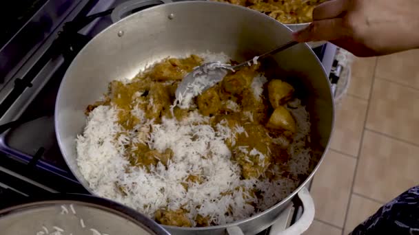 Chef Adición Arroz Blanco Capa Pollo Curry Olla Grande Moción — Vídeos de Stock