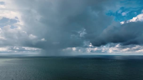 Prachtige Antenne Drone Shot Van Enorme Regenwolk Regenen Oceaan — Stockvideo