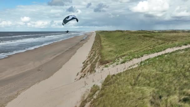 Static Aerial Drone Shot Paraglider Riding Strong Wind Sunny Beach — Stock Video