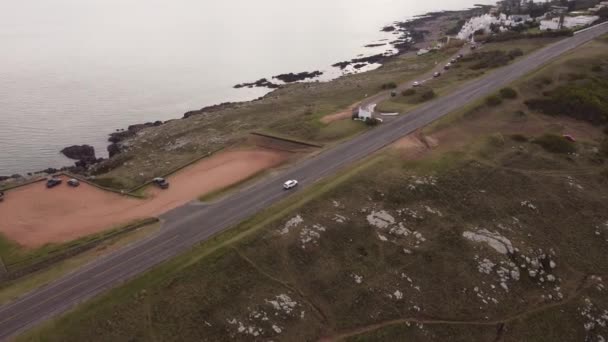 プンタバレナ ウルグアイの山岳道路上の白い車の空中追跡ショット — ストック動画