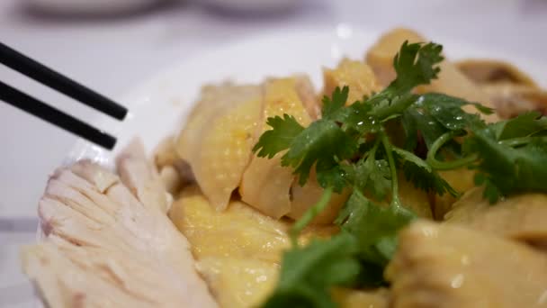 Primer Plano Personas Comiendo Pollo Ahumado Dentro Restaurante Chino Con — Vídeo de stock