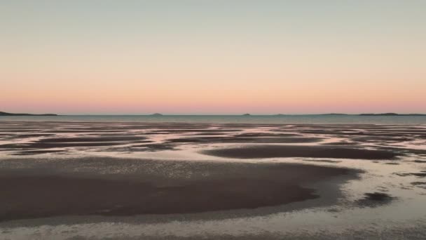 Penerbangan Twilight Atas Pantai Armstrong Dataran Pasang Surut Yang Luas — Stok Video