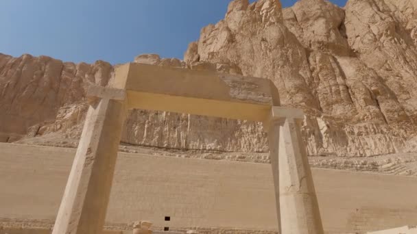Turistas Visitando Ruinas Del Templo Funerario Hatshepsut Frente Ciudad Luxor — Vídeos de Stock