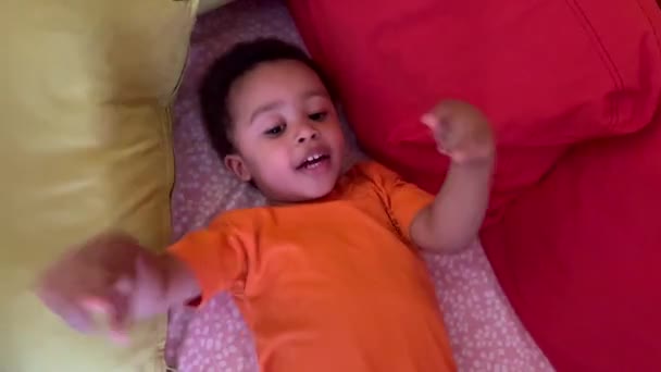 Precioso Divertido Niño Africano Europeo Dos Años Permite Ser Cosquillas — Vídeo de stock