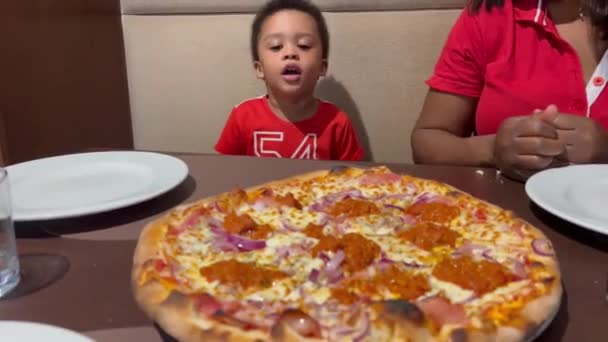 Adorável Criança Dois Anos Impaciente Para Comer Sua Primeira Pizza — Vídeo de Stock