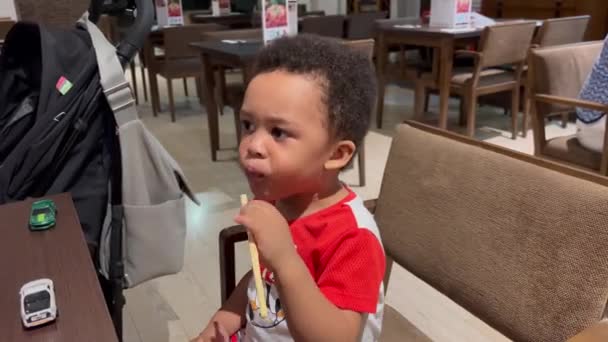 Nettes Zwei Jahre Altes Schwarzes Kind Isst Zum Ersten Mal — Stockvideo