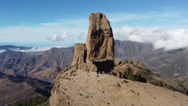 Lot Nad Roque Nublo Skałą Wulkaniczną Kalderze Tejeda Gran Canaria — Wideo stockowe