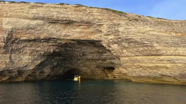 Toeristische Boot Komt Uit Bonifacio Kliffen Antoine Grot Corsica Frankrijk — Stockvideo