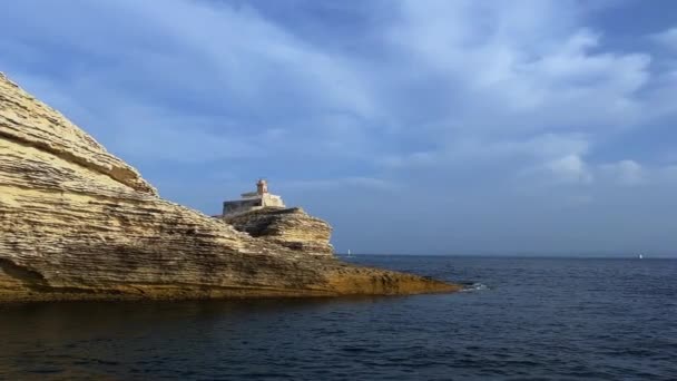 Mercusuar Madonnetta Bertengger Tebing Sepanjang Pantai Pulau Korsika Selatan Prancis — Stok Video
