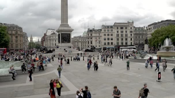 Menschen Gehen Über Den Trafalgar Square Und Machen Fotos Abgeriegelt — Stockvideo