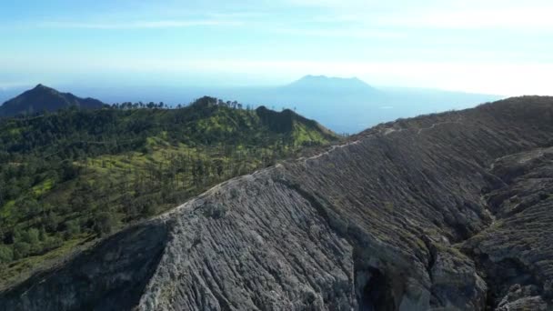 Rim Del Cráter Kawah Ijen Revela Paisaje Indonesio — Vídeo de stock