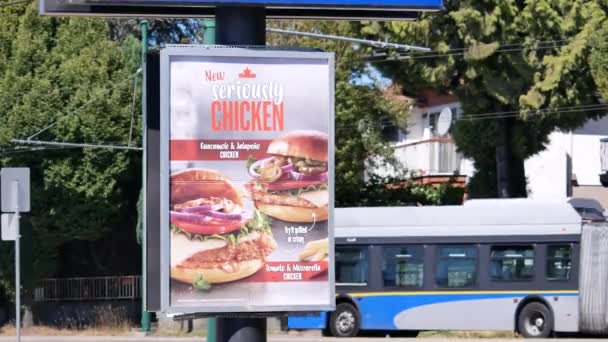 Wyświetlacz Nowej Reklamy Hamburgerów Kurczaka Drodze Przepływem Ruchu — Wideo stockowe