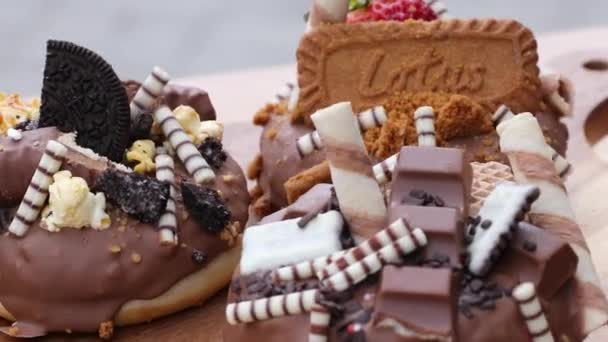 Großaufnahme Von Donuts Die Mit Speziellen Toppings Verziert Sind Süßigkeiten — Stockvideo