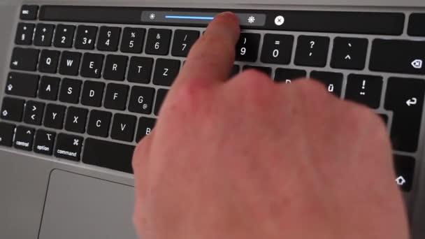 Ein Junge Bewegt Den Helligkeitsregler Auf Seiner Tastatur Laptop Nutzung — Stockvideo