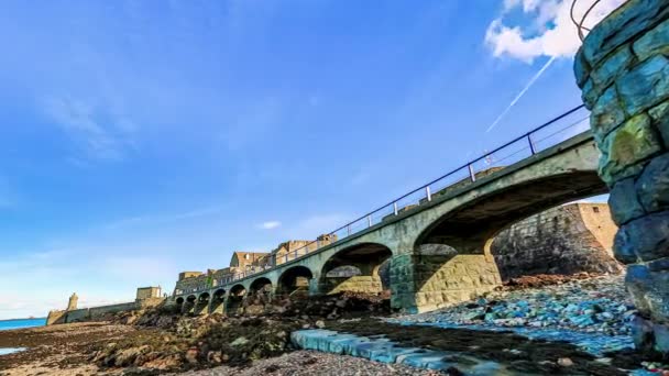 Hiperlapso Ángulo Bajo Varias Personas Que Cruzan Puente Piedra Costa — Vídeos de Stock