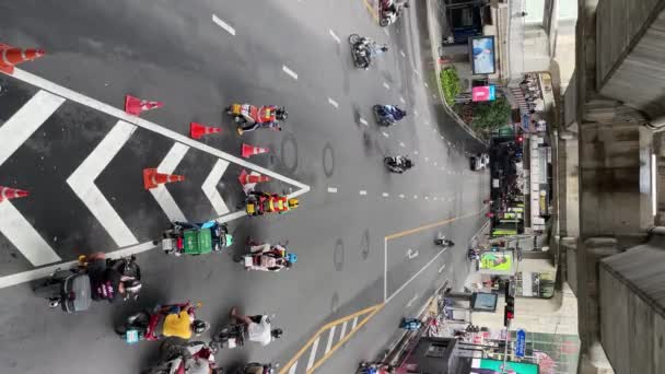 Dikey Video Bangkok Tayland Trafik Işıkları Kavşağında Bekleyen Motosikletçilerin Üst — Stok video