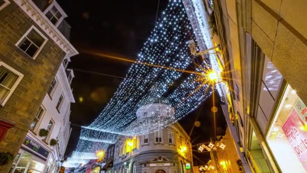 Hiperlapso Luces Navidad Calle Ciudad Guernsey Por Noche Gente Que — Vídeos de Stock