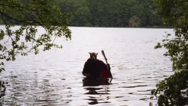 Perro Skull Grim Reaper Con Scythe Sale Del Agua Lago — Vídeo de stock