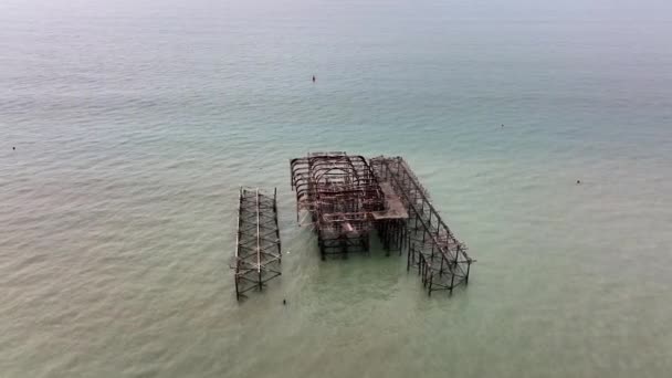 Brighton Και Hove West Pier High Arial Tracking Shot — Αρχείο Βίντεο