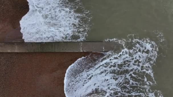 Brighton Hove West Arial Top Shot Beach Groyne Waves — Vídeos de Stock