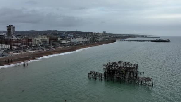 Brighton Και Hove West Pier High Arial Shot Μετακίνηση Πέρα — Αρχείο Βίντεο