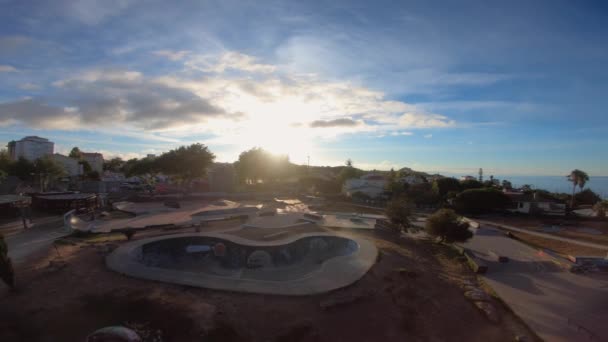 Тепло Сонячних Прожекторів Публічний Скейт Парк Пальмами Піднімаються Вгору Birdseye — стокове відео
