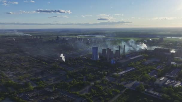 Sc电集中式Galati工业厂房的烟囱和冷却塔及空气中污染物烟的生态金属循环Srl排放 — 图库视频影像