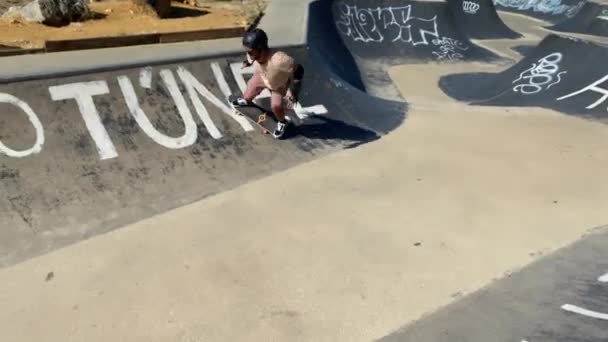 Jonge Kaukasische Man Met Behulp Van Bescherming Helm Carver Surfen — Stockvideo